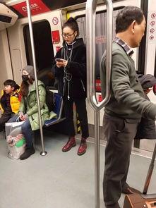 娱乐吃瓜酱地铁偶遇,娱乐吃瓜酱意外发现明星身影